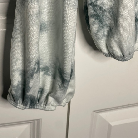 NWT Altar’d State Tie Dye Elastic Hem Cropped Shirt Size Small Blue White New - Picture 6 of 7